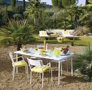 La table de jardin au soleil n'attend que vous pour bruncher Aménagez un petit espace convivial et confortable dans le jardin pour vos repas en famille ou entre amis et profitez pleinement du soleil pendant les beaux jours