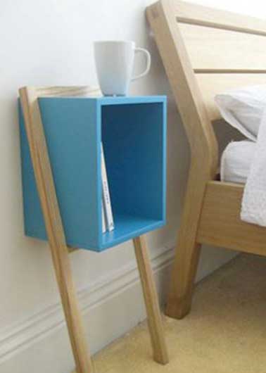Une table de nuit originale à refaire en déco récup. Avec du bois clair et peinte en couleur bleu turquoise elle donne une touche scandinave à cette chambre