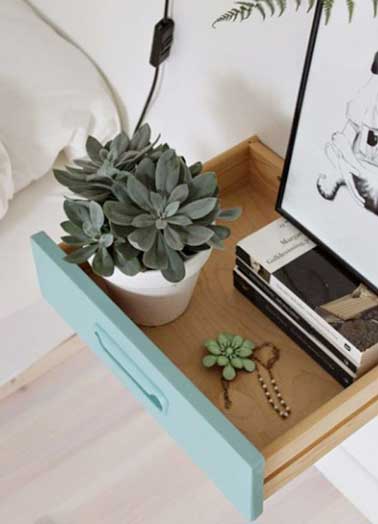 Une déco de chambre originale avec ce tiroir transformé en table de chevet. Repeint sur la tranche avant avec une couleur vert d'eau il ajoute de la couleur 