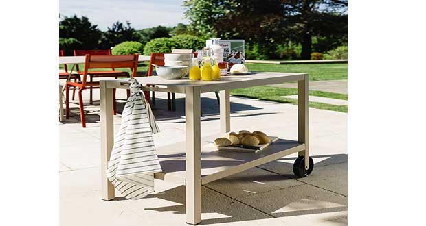 Une jolie desserte de jardin pour aménager sa cuisine d'été ou son salon de jardin avec un meuble desserte qui se transforme en plancha et s’installe près du barbecue ou au bord de la piscine de Fermob