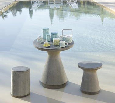 Un petit espace tout mignon, hyper cosy, à aménager au bord de la piscine pour prendre le thé les pieds dans l’eau et se relaxer sous le soleil qui brille 