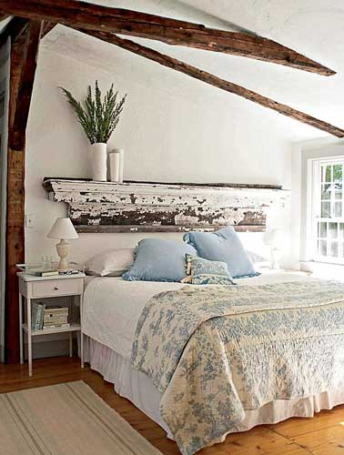 Déco de chambre authentique avec cette tête de lit réalisée en bois récup. A vite refaire sur une planche avec une couche de peinture bois effet vieilli gris