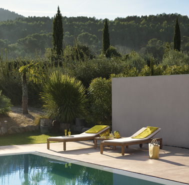 Des transats en teck hyper design et confortables pour lézarder au soleil tout l’été et décompresser en feuilletant un magazine au bord de la piscine 