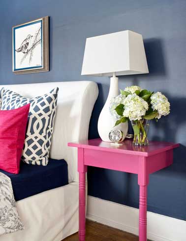 Une table de chevet récup fait la déco de la chambre. Un DIY très astucieux, réalisé avec un bout de table en bois repeint dans une couleur de peinture vive