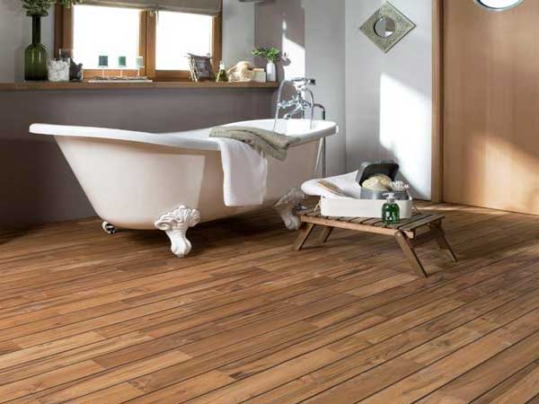 Parquet de salle de bain finition teck huilé avec joint « pont 