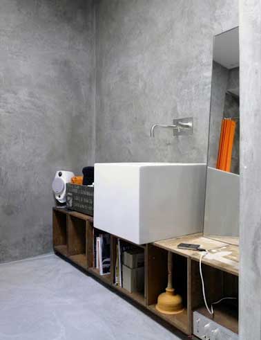 Vieux casier pour un rangement déco parfait dans cette salle de bain style indus. Nettoyé et vernis, ce casier en bois posé à l'horizontal devient meuble bas