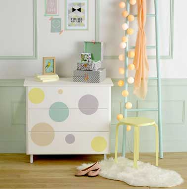 Belle harmonie douce avec cette commode repeinte en blanc avec des cercles de couleurs pastels. Une transformation facile à faire pour une chambre d’enfant 