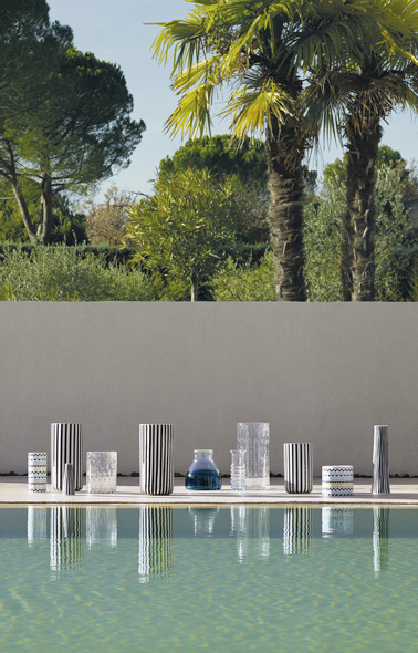Refaite la déco de votre extérieur avec des jolis vases en grès au motif à rayures, ultra déco, à disposer dans le jardin, la terrasse ou autour de la piscine 