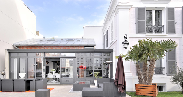 Une véranda, l’extension de maison idéale pour créer une nouvelle pièce lumineuse. Dans la véranda on peut aménager une cuisine, un salon. Véranda alu ou véranda classique, sa construction s’intègre parfaitement à la maison et l'agrandit de manière rapide et sans grands travaux.