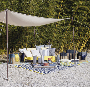 Idéal pour s’abriter du soleil et hyper pratique : Installez une voile d’ombrage sur la terrasse pour profiter pleinement de votre extérieur en vous protégeant du soleil ! 