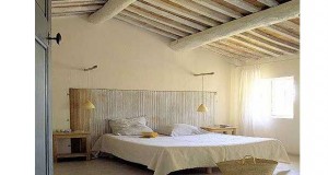 Une déco de chambre avec lit à baldaquin, charpente déco ambiance provençale, tête de lit design, autant d’idées  déco de rêve à reprendre dans votre chambre