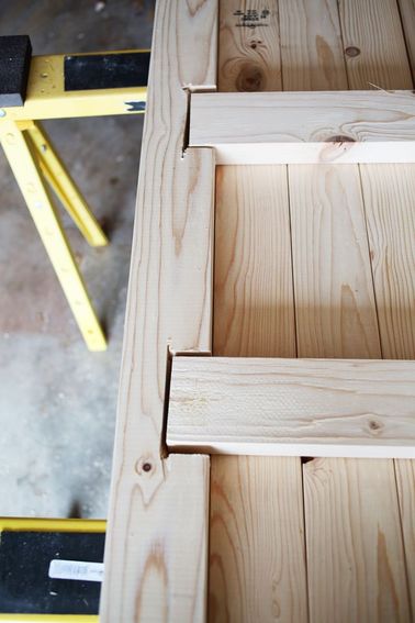 Comment fabriquer une table basse solide ? N’hésitez pas à solidifier le tout en plaçant équerres, tasseaux ou vis supplémentaires. Souvent, ces détails sont cachés.