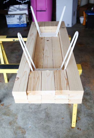 Fabriquer une table basse en bois et simuler le placement des pieds Avant de commencer à faire une table basse en bois, ou tout autre meuble à faire soi-même, pensez toujours à disposer les différentes pièces en situation pour vous assurer que chacune a bien sa place.