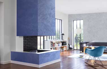 Duo de peinture nacrée bleu et gris perle. Appliquées sur les murs du salon et la cheminée ces couleurs contrastées réveillent le séjour.