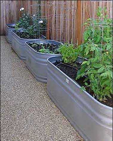 Jardin potagé crée avec plusieurs bacs en zinc percés et alignés le long d’une palissage. Une idée à reprendre pour décorer terrasse et balcon. 