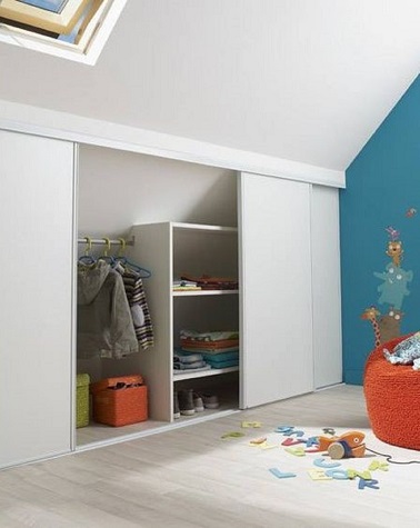 Un aménagement de combles en dressing pour enfant Cette chambre pour enfant en aménagement combles est pratique et maligne : même les espaces trop bas sous plafond sont exploités et transformés en rangement : penderie, étagères, …