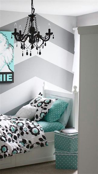 Un aménagement combles qui va plaire pour une chambre ado L’aménagement de combles a le vent en poupe et les designers n’hésitent pas à imiter le look chambre mansardée dans une chambre très basse de plafond.