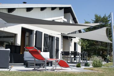 Un aménagement terrasse avec plusieurs voiles d'ombrage Les terrasses recouvertes d’un voile d’ombrage jouissent d’une protection contre le soleil et contre les intempéries qui viennent gâcher vos barbecues entre amis.