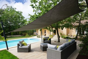 Un aménagement de terrasse avec un voile d'ombrage offrant une bonne aération Ce voile d’ombrage rectangulaire offre une protection contre le soleil et le vent pour mieux profiter de son salon de jardin design. Profitez aussi de son style élégant.