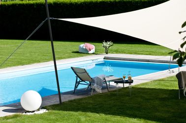 Aménager sa terrasse avec un mat pour voile d'ombrage réglable Ce type de mat pour toile d’ombrage vous évite de percer le sol ou les murs de la maison. Il se prête aux installations éphémères et s’adapte à toutes vos envies.