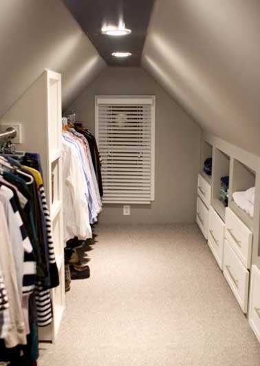 Simple et fonctionnel ce dressing sous pente est aménagé dans un espace étroit du grenier. Penderie et colonne de rangement d’un côté et niches encastrées et tiroirs en face. 