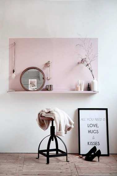 Pour gagner du temps le matin et libérer la salle de bain, il est judicieux de finir de se préparer dans sa chambre. Aménagez une jolie coiffeuse dans la chambre pour vous coiffer et vous maquiller en toute tranquillité 