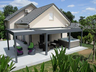 Pour agrandir la maison, on pense à aménager une pergola ! Celle-ci est à la pointe de la technologie et bioclimatique, on en profite toute l’année et elle est hyper design. Un espace original avec une belle vue sur l’extérieur 