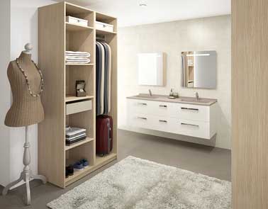 Un dressing ouvert réalisé en chêne avec deux colonnes de rangement. Compact et fonctionnel dans la chambre parentale, il est composé de tiroirs, étagères et d’une penderie. 
