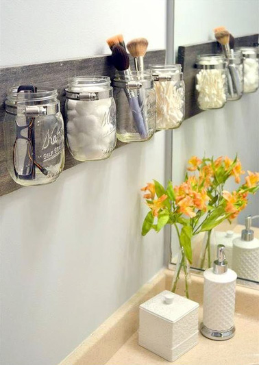 Avoir une bonne organisation dans la salle de bain pour trouver rapidement ses affaires, quel bonheur ! Des astuces rangements pour une salle de bain pratique et fonctionnelle. 