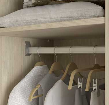 Un sytème de barre de penderie ovoïde anti glisse pour conserver un rangement optimum dans votre dressing. Une fine couche siiconnée évite également le frottement des métaux.