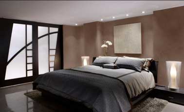 Blanc et taupe duo de couleurs chics pour peinture chambre Duo de couleurs chics taupe et blanche pour la peinture chambre. Tête de lit réalisée avec une peinture effet associée au sol chocolat et à la cloison verre mat. Les Décoratives