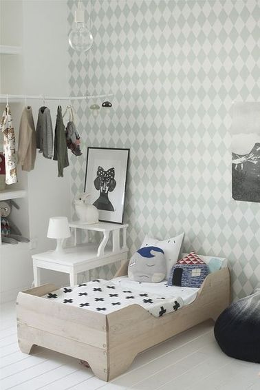 Une chambre de petite fille dressing où on expose ses robes C'est facile de décorer une chambre de fille avec ses robes préférées et ses déguisements de princesse. Fabriquez une tringle avec du bois de récup et pendez vos cintres