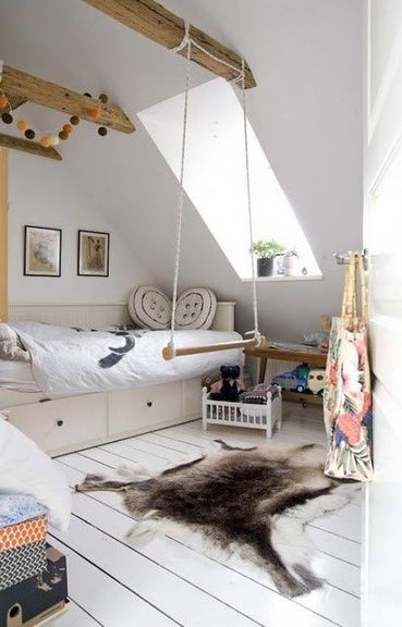 Une chambre en sous-pente spacieuse et bien rangée Cette chambre sous-pente a été peinte en blanc pour apporter de la lumière et sembler plus spacieuse. Les poutres apparentes sont vernies pour un effet naturel.
