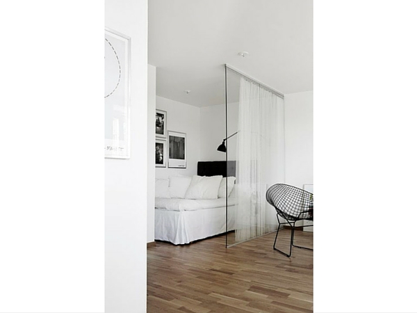 On se sait pas si on doit parler ici de verrière d’intérieur, de cloison vitrée, de séparateur ou encore de paravent, mais on adore cette grande vitre qui vient délimiter de façon aérienne le coin chambre d’un studio ! 