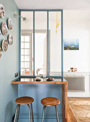 Coin repas style scandinave installé derrière une cloison verrière. Composé à l’aide d’un plateau bois sur mesure et de deux tabourets coordonnées il s’intègre complètement. 