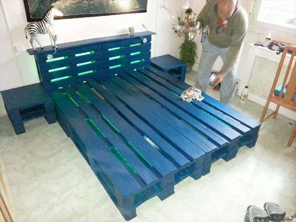 Munissez vous d'une bombe de peinture bleue (ou  dans une autre couleur) pour peindre rapidement votre lit palette