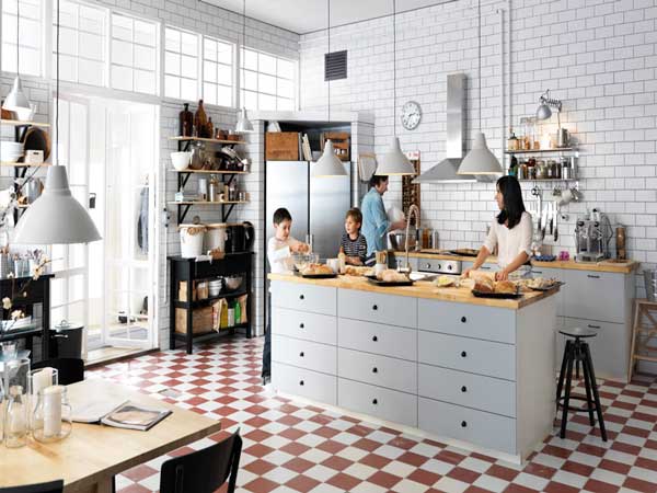 Cuisine américaine à personnaliser avec des meubles de cuisine Method Ikea. Ici un ilot central fonctionnel avec des tiroirs associé à un plan de travail en bois