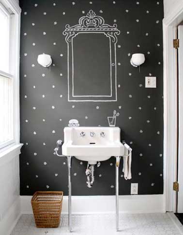 Refaire la déco de ses wc en dessinant des petits motifs et des objets sur une peinture tableau noir. Ici miroir vintage et savon prennent vie au dessus du lavabo en faïence blanc