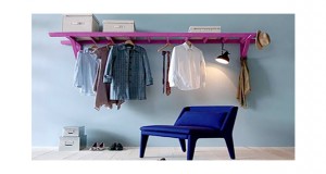 Une bonne idée que de transformer un échelle de récup en étagère et petit dressing dans la chambre pour pas cher simplement avec un coup de peinture rose flashy