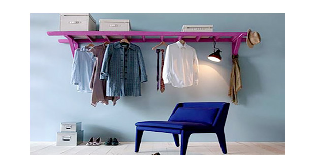 Une bonne idée que de transformer un échelle de récup en étagère et petit dressing dans la chambre pour pas cher simplement avec un coup de peinture rose flashy