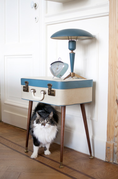 Une jolie table de nuit fabriquée avec une simple valise de récup et des pieds en bois grâce à un DIY astucieux ! Chouette idée pour la déco de la chambre et hyper pratique. 