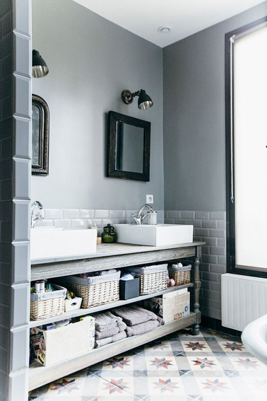 Pour gagner du temps dans la salle de bain le matin, installez un meuble double vasque. C'est hyper déco et idéal pour utiliser la salle de bain à plusieurs ! 