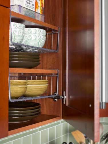 Ranger la vaisselle dans les placards de cuisine c’est bien mais souvent la place manque et les piles d’assiettes montent en hauteur. En fixant des paniers coulissants sous les étagères on double la surface de rangement.