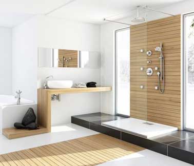 Douche à l’italienne accordée au parquet de salle de bain en teck clair. Repris sur le plan vasque graphique et contre le mur de douche le teck rythme et colore la pièce. 