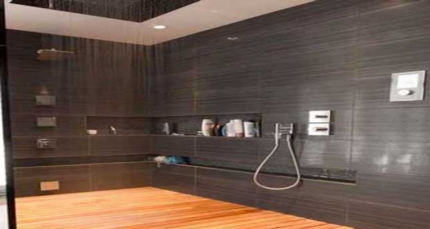 La douche à l'italienne investit la déco de la salle de bain. Receveur douche extra plat, colonne balnéo, paroi fixe ou coulissante, carrelage, bois, la douche italienne fait de la salle de bain italienne un espace zen