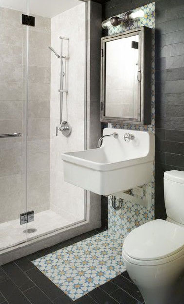 Petite salle de bain agencé avec du carrelage blanc sur la douche italienne et du carrelage noir dans le reste de la pièce. Partie lavabo structurée avec un panneau en carreaux de ciment rétro