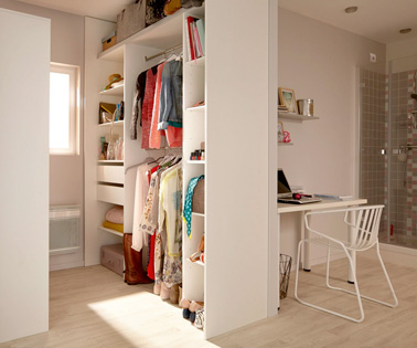 Pour maximiser l’esapce, préférez des meubles à double fonction. Ce dressing-cloison Leroy Merlin est idéal pour un rangement optimal et un aménagement futé de votre chambre. 