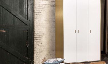 Relooker un dressing Ikea en doré avec Bocklip Personnalisez votre dressing Ikea avec des touches de doré pour une déco chic dans la chambre. Original et pas cher, le concept Bocklip !