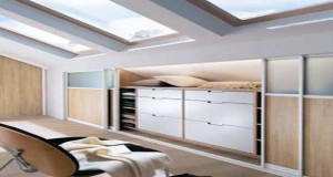 Pour l’aménagement d’un dressing sous pente, choisir un dressing sur mesure, placards déco dans une chambre sous comble, penderie sous le toit, conseils et idées déco pour personnaliser votre dressing
