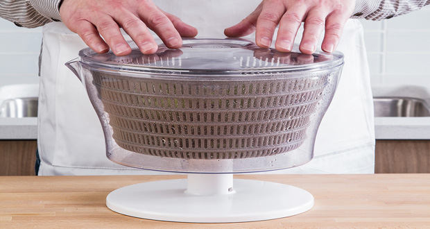 Marre de batailler pour essorer correctement votre salade ? Voici la Ferrari des essoreuses à salade pour vous sauver. Une essoreuse à salade qui vous dispense de tourner manivelle ou cordon pour obtenir une salade bien essorée sans aucun effort.